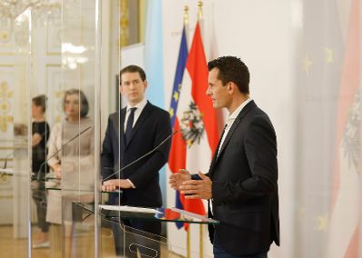Im Bild (v.l.n.r.) Bundesministerin Elisabeth K&ouml;stinger, Bundeskanzler Sebastian Kurz und Bundesminister Wolfgang M&uuml;ckstein beim Doorstep vor dem Ministerrat am 5. Mai 2021.