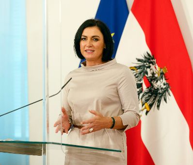 Im Bild Bundesministerin Elisabeth K&ouml;stinger beim Doorstep vor dem Ministerrat am 5. Mai 2021.