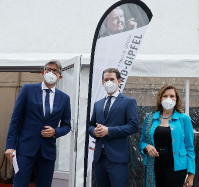 Am 11. Mai 2021 fand in den Bavaria Filmstudios M&uuml;nchen die Verleihung des &bdquo;Freiheitspreises der Medien&ldquo; im Rahmen des Ludwig-Erhard-Gipfels statt. Im Bild Bundeskanzler Sebastian Kurz (m.).