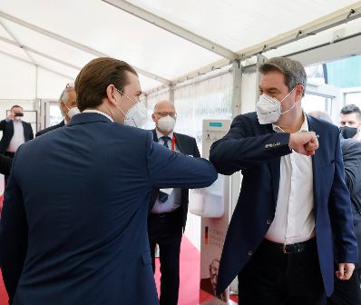 Am 11. Mai 2021 fand in den Bavaria Filmstudios M&uuml;nchen die Verleihung des &bdquo;Freiheitspreises der Medien&ldquo; im Rahmen des Ludwig-Erhard-Gipfels statt. Im Bild Bundeskanzler Sebastian Kurz (l.) mit dem bayrischen Ministerpr&auml;sident Markus S&ouml;der (r.).