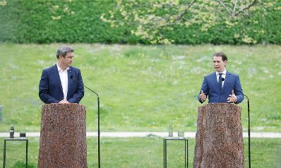 Am 11. Mai 2021 traf Bundeskanzler Sebastian Kurz (r.) im Rahmen seines Arbeitsbesuchs in M&uuml;nchen den bayrischen Ministerpr&auml;sident Markus S&ouml;der (l.). Im Bild bei einer gemeinsamen Pressekonferenz.