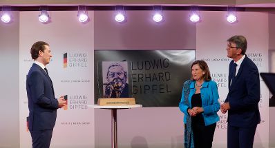 Am 11. Mai 2021 fand in den Bavaria Filmstudios M&uuml;nchen die Verleihung des &bdquo;Freiheitspreises der Medien&ldquo; im Rahmen des Ludwig-Erhard-Gipfels statt. Im Bild Bundeskanzler Sebastian Kurz (l.).