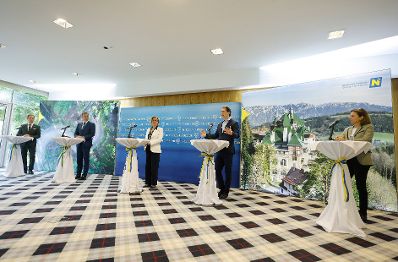 Am 17. Mai 2021 nahm Bundeskanzler Sebastian Kurz an der Pressekonferenz "Gastgeber f&uuml;r &Ouml;ffnung bereit" zur &Ouml;ffnung der Gastronomie und des Tourismus teil. Im Bild (v.l.n.r.) Mario Pulker, Obmann der Sparte Tourismus und Freizeitwirtschaft der WKO, Jochen Danninger, Landesrat f&uuml;r Wirtschaft, Tourismus und Sport, Landeshauptfrau Johanna Mikl-Leitner, Bundeskanzler Sebastian Kurz und Susanne Kraus-Winkler, Obfrau der Fachgruppe Hotellerie der WKO.