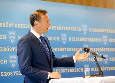 Am 17. Mai 2021 nahm Bundeskanzler Sebastian Kurz an der Pressekonferenz "Gastgeber f&uuml;r &Ouml;ffnung bereit" zur &Ouml;ffnung der Gastronomie und des Tourismus teil. Im Bild Jochen Danninger, Landesrat f&uuml;r Wirtschaft, Tourismus und Sport.