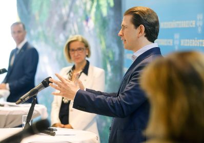 Am 17. Mai 2021 nahm Bundeskanzler Sebastian Kurz an der Pressekonferenz "Gastgeber f&uuml;r &Ouml;ffnung bereit" zur &Ouml;ffnung der Gastronomie und des Tourismus teil. Im Bild (v.l.n.r.) Jochen Danninger, Landesrat f&uuml;r Wirtschaft, Tourismus und Sport, Landeshauptfrau Johanna Mikl-Leitner, Bundeskanzler Sebastian Kurz und Susanne Kraus-Winkler, Obfrau der Fachgruppe Hotellerie der WKO.
