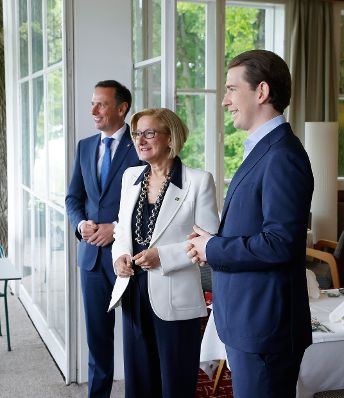 Am 17. Mai 2021 nahm Bundeskanzler Sebastian Kurz an der Pressekonferenz "Gastgeber f&uuml;r &Ouml;ffnung bereit" zur &Ouml;ffnung der Gastronomie und des Tourismus teil. Im Bild (v.l.n.r.) Jochen Danninger, Landesrat f&uuml;r Wirtschaft, Tourismus und Sport, Landeshauptfrau Johanna Mikl-Leitner und Bundeskanzler Sebastian Kurz.