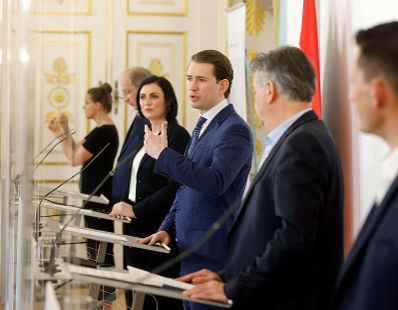 Am 28. Mai 2021 fand im Bundeskanzleramt eine Pressekonferenz im Rahmen des Corona-Gipfels "Aktuelle Lage - Weitere &Ouml;ffnungsschritte" statt. Im Bild (v.r.n.l.) Bundesminister Wolfgang M&uuml;ckstein, Vizekanzler Werner Kogler, Bundeskanzler Sebastian Kurz, Bundesministerin Elisabeth K&ouml;stinger und der Vize-Rektor der MedUni Wien Oswald Wagner.