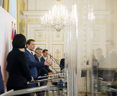 Am 28. Mai 2021 fand im Bundeskanzleramt eine Pressekonferenz im Rahmen des Corona-Gipfels "Aktuelle Lage - Weitere &Ouml;ffnungsschritte" statt. Im Bild (v.l.n.r.) Bundesministerin Elisabeth K&ouml;stinger, Bundeskanzler Sebastian Kurz, Vizekanzler Werner Kogler und Bundesminister Wolfgang M&uuml;ckstein.