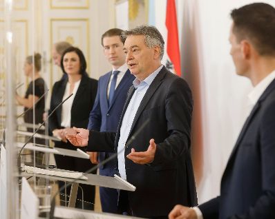 Am 28. Mai 2021 fand im Bundeskanzleramt eine Pressekonferenz im Rahmen des Corona-Gipfels "Aktuelle Lage - Weitere &Ouml;ffnungsschritte" statt. Im Bild (v.l.n.r.) Bundesministerin Elisabeth K&ouml;stinger, Bundeskanzler Sebastian Kurz, Vizekanzler Werner Kogler und Bundesminister Wolfgang M&uuml;ckstein.