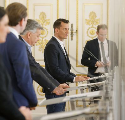 Am 28. Mai 2021 fand im Bundeskanzleramt eine Pressekonferenz im Rahmen des Corona-Gipfels "Aktuelle Lage - Weitere &Ouml;ffnungsschritte" statt. Im Bild (v.l.n.r.) Bundesministerin Elisabeth K&ouml;stinger, Bundeskanzler Sebastian Kurz, Vizekanzler Werner Kogler und Bundesminister Wolfgang M&uuml;ckstein.