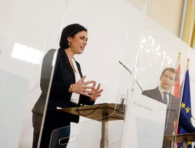 Am 28. Mai 2021 fand im Bundeskanzleramt eine Pressekonferenz im Rahmen des Corona-Gipfels "Aktuelle Lage - Weitere &Ouml;ffnungsschritte" statt. Im Bild Bundeskanzler Sebastian Kurz (r.) und Bundesministerin Elisabeth K&ouml;stinger (l.).