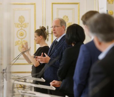 Am 28. Mai 2021 fand im Bundeskanzleramt eine Pressekonferenz im Rahmen des Corona-Gipfels "Aktuelle Lage - Weitere &Ouml;ffnungsschritte" statt. Im Bild (v.l.n.r.) der Vize-Rektor der MedUni Wien Oswald Wagner, Bundesministerin Elisabeth K&ouml;stinger, Bundeskanzler Sebastian Kurz und Vizekanzler Werner Kogler.