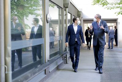 Am 2. Juni 2021 besuchte Bundeskanzler Sebastian Kurz (l.) gemeinsam mit Bundesminister Heinz Fa&szlig;mann (r.) das Gymnasium und Realgymnasium Gottschalkgasse 21.