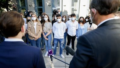 Am 2. Juni 2021 besuchte Bundeskanzler Sebastian Kurz (l.) gemeinsam mit Bundesminister Heinz Fa&szlig;mann (r.) das Gymnasium und Realgymnasium Gottschalkgasse 21.
