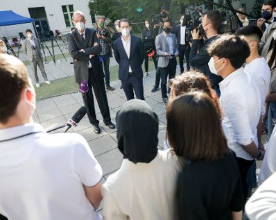 Am 2. Juni 2021 besuchte Bundeskanzler Sebastian Kurz gemeinsam mit Bundesminister Heinz Fa&szlig;mann das Gymnasium und Realgymnasium Gottschalkgasse 21.