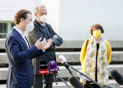 Am 2. Juni 2021 besuchte Bundeskanzler Sebastian Kurz (l.) gemeinsam mit Bundesminister Heinz Fa&szlig;mann (m.) das Gymnasium und Realgymnasium Gottschalkgasse 21. Im Bild mit der Direktorin Claudia Bouvier (r.).