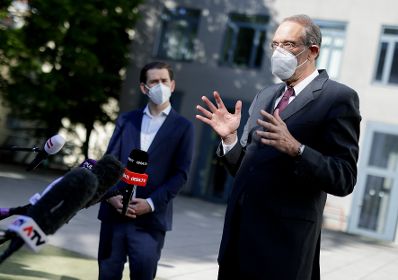 Am 2. Juni 2021 besuchte Bundeskanzler Sebastian Kurz (l.) gemeinsam mit Bundesminister Heinz Fa&szlig;mann (r.) das Gymnasium und Realgymnasium Gottschalkgasse 21.