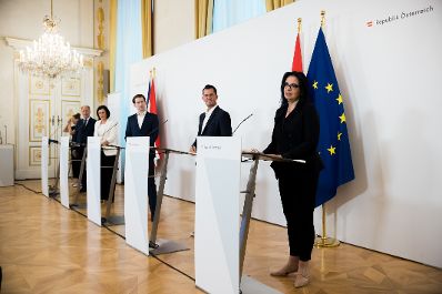 Am 17. Juni 2021 fand im Bundeskanzleramt eine Pressekonferenz zu weiteren &Ouml;ffnungsschritten statt. Im Bild (v.r.n.l.) Staatssekret&auml;rin Andrea Mayer, Bundesminister Wolfgang M&uuml;ckstein, Bundeskanzler Sebastian Kurz, Bundesministerin Elisabeth K&ouml;stinger und Oswald Wagner von der Med Uni Wien.