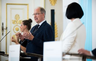Am 17. Juni 2021 fand im Bundeskanzleramt eine Pressekonferenz zu weiteren &Ouml;ffnungsschritten statt. Im Bild Oswald Wagner von der Med Uni Wien (l.) und Bundesministerin Elisabeth K&ouml;stinger (r.).