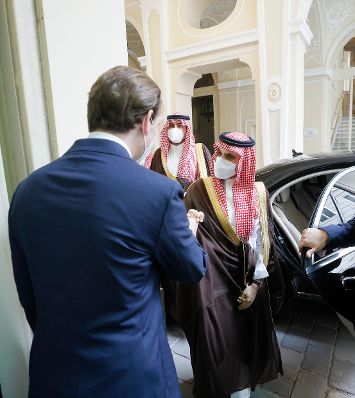 Am 21. Juni 2021 empfing Bundeskanzler Sebastian Kurz (l.) den saudischen Au&szlig;enminister Prinz Faisal bin Farhan Al Saud (r.) zu einem Arbeitsgespr&auml;ch.