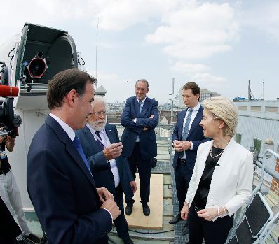 Am 21. Juni 2021 empfing Bundeskanzler Sebastian Kurz die Pr&auml;sidentin der Europ&auml;ischen Kommission Ursula von der Leyen. Im Bild (v.l.n.r.) Institutsvorstand Markus Aspelmeyer, Quantenphysiker Anton Zeilinger, Bundesminister Heinz Fa&szlig;mann, Bundeskanzler Sebastian Kurz und die Pr&auml;sidentin der Europ&auml;ischen Kommission Ursula von der Leyen bei einem Besuch des Instituts f&uuml;r Quantenoptik und Quanteninformation Wien.