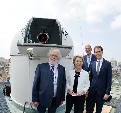 Am 21. Juni 2021 empfing Bundeskanzler Sebastian Kurz (r.) die Pr&auml;sidentin der Europ&auml;ischen Kommission Ursula von der Leyen (2.v.l.). Im Bild mit Bundesminister Heinz Fa&szlig;mann (2.v.r.) und Quantenphysiker Anton Zeilinger (l.) bei einem Besuch des Instituts f&uuml;r Quantenoptik und Quanteninformation Wien.