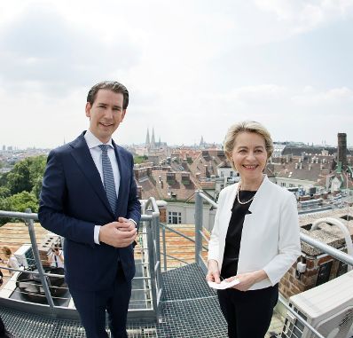 Am 21. Juni 2021 empfing Bundeskanzler Sebastian Kurz (l.) die Pr&auml;sidentin der Europ&auml;ischen Kommission Ursula von der Leyen (r.). Im Bild bei einem Besuch des Instituts f&uuml;r Quantenoptik und Quanteninformation Wien.