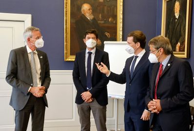 Am 22. Juni 2021 besuchte Bundeskanzler Sebastian Kurz im Rahmen seines Arbeitsbesuchs in Berlin die Charit&eacute; Universit&auml;tsmedizin. Im Bild (v.l.n.r.) der Vorstand der Krankenversorgung Martin Kreis, Virologe Christian Drosten, Bundeskanzler Sebastian Kurz und Vorstandsvorsitzender Heyo Kroemer.