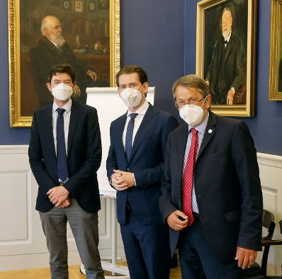 Am 22. Juni 2021 besuchte Bundeskanzler Sebastian Kurz (m.) im Rahmen seines Arbeitsbesuchs in Berlin die Charit&eacute; Universit&auml;tsmedizin. Im Bild mit Virologen Christian Drosten (l.) und Vorstandsvorsitzenden Heyo Kroemer (r.).