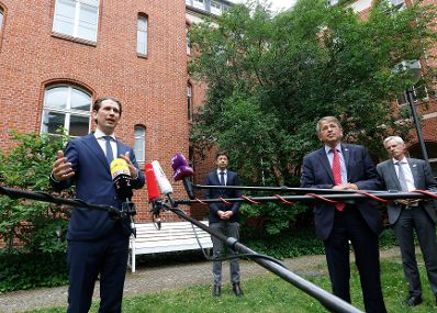 Am 22. Juni 2021 besuchte Bundeskanzler Sebastian Kurz im Rahmen seines Arbeitsbesuchs in Berlin die Charit&eacute; Universit&auml;tsmedizin. Im Bild (v.l.n.r.) Bundeskanzler Sebastian Kurz, Virologe Christian Drosten, Vorstandsvorsitzenden Heyo Kroemer und der Vorstand der Krankenversorgung Martin Kreis bei einem Pressestatement.