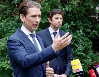 Am 22. Juni 2021 besuchte Bundeskanzler Sebastian Kurz (l.) im Rahmen seines Arbeitsbesuchs in Berlin die Charit&eacute; Universit&auml;tsmedizin. Im Bild mit Virologen Christian Drosten (r.) bei einem Pressestatement.