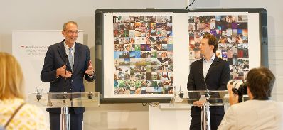 Am 23. Juni 2021 besuchte Bundeskanzler Sebastian Kurz (r.) gemeinsam mit Bundesminister Heinz Fa&szlig;mann (l.) das Diefenbach Gymnasium. Im Bild bei einer gemeinsamen Pressekonferenz.