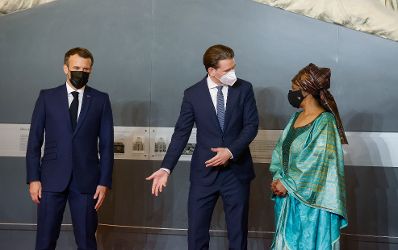Am 30. Juni 2021 traf Bundeskanzler Sebastian Kurz (m.) im Rahmen seines Arbeitsbesuch in Paris den franz&ouml;sischen Staatspr&auml;sidenten Emmanuel Macron (l.). Im Bild mit der UN Women Pr&auml;sidentin Phumzile Mlambo-Ngcuka (r.).