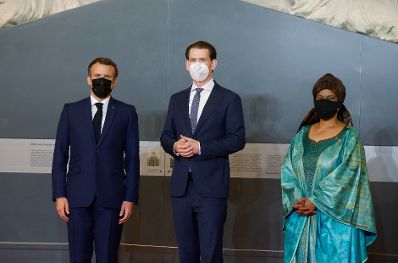 Am 30. Juni 2021 traf Bundeskanzler Sebastian Kurz (m.) im Rahmen seines Arbeitsbesuch in Paris den franz&ouml;sischen Staatspr&auml;sidenten Emmanuel Macron (l.). Im Bild mit der UN Women Pr&auml;sidentin Phumzile Mlambo-Ngcuka (r.).
