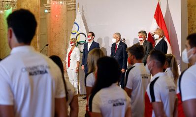 Am 8. Juli 2021 verabschiedeten Bundeskanzler Sebastian Kurz (2.v.l.) und Vizekanzler Werner Kogler (2.v.r.) die &ouml;sterreichischen Teilnehmerinnen und Teilnehmer der Olympischen Spiele 2020. Im Bild mit Bundesministerin Klaudia Tanner (l.) und Bundespr&auml;sident Alexander Van der Bellen (m.).