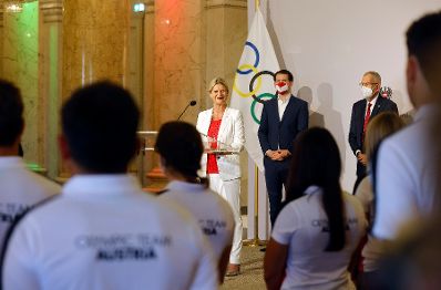 Am 8. Juli 2021 verabschiedeten Bundeskanzler Sebastian Kurz (m.) und Vizekanzler Werner Kogler die &ouml;sterreichischen Teilnehmerinnen und Teilnehmer der Olympischen Spiele 2020. Im Bild mit Bundesministerin Klaudia Tanner (l.) und Bundespr&auml;sident Alexander Van der Bellen (r.).