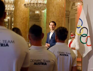 Am 8. Juli 2021 verabschiedeten Bundeskanzler Sebastian Kurz (l.) und Vizekanzler Werner Kogler die &ouml;sterreichischen Teilnehmerinnen und Teilnehmer der Olympischen Spiele 2020. Im Bild mit Bundesministerin Klaudia Tanner (r.).