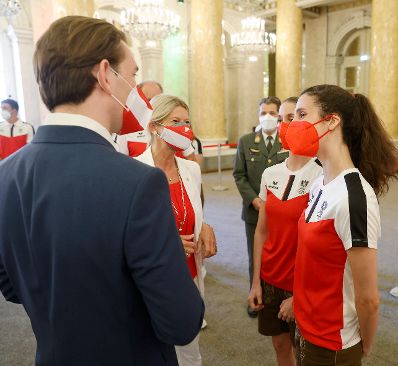Am 8. Juli 2021 verabschiedeten Bundeskanzler Sebastian Kurz (l.) und Vizekanzler Werner Kogler die &ouml;sterreichischen Teilnehmerinnen und Teilnehmer der Olympischen Spiele 2020. Im Bild mit Bundesministerin Klaudia Tanner (2.v.l.).