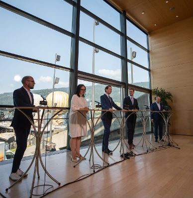 Am 21. Juli 2021 besuchte Bundeskanzler Sebastian Kurz (r.) gemeinsam mit Landeshauptmann Markus Wallner und Bundespr&auml;sident Alexander Van der Bellen die Er&ouml;ffnung der 75. Bregenzer Festspiele. Im Bilde bei einer Pressekonferenz mit Staatssekret&auml;rin Andrea Mayer (l.).