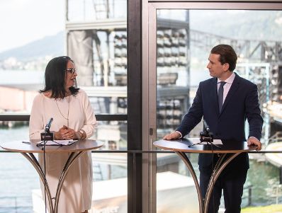 Am 21. Juli 2021 besuchte Bundeskanzler Sebastian Kurz (r.) gemeinsam mit Landeshauptmann Markus Wallner und Bundespr&auml;sident Alexander Van der Bellen die Er&ouml;ffnung der 75. Bregenzer Festspiele. Im Bilde bei einer Pressekonferenz mit Staatssekret&auml;rin Andrea Mayer (l.).