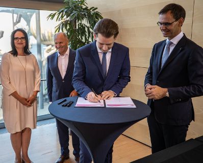 Am 21. Juli 2021 besuchte Bundeskanzler Sebastian Kurz (m.) gemeinsam mit Landeshauptmann Markus Wallner (r.) und Bundespr&auml;sident Alexander Van der Bellen die Er&ouml;ffnung der 75. Bregenzer Festspiele. Im Bilde bei einer Pressekonferenz mit Staatssekret&auml;rin Andrea Mayer (l.).