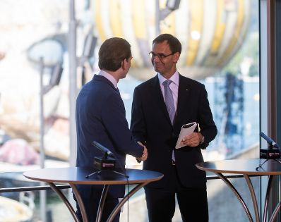 Am 21. Juli 2021 besuchte Bundeskanzler Sebastian Kurz (l.) gemeinsam mit Landeshauptmann Markus Wallner (r.) und Bundespr&auml;sident Alexander Van der Bellen die Er&ouml;ffnung der 75. Bregenzer Festspiele. Im Bild bei einer Pressekonferenz.