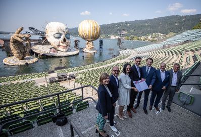 Am 21. Juli 2021 besuchte Bundeskanzler Sebastian Kurz (5. v. l.) gemeinsam mit Landeshauptmann Markus Wallner (4. v. l.) und Bundespr&auml;sident Alexander Van der Bellen die Er&ouml;ffnung der 75. Bregenzer Festspiele. Im Bilde bei einer Pressekonferenz mit Staatssekret&auml;rin Andrea Mayer (3. v. l.).