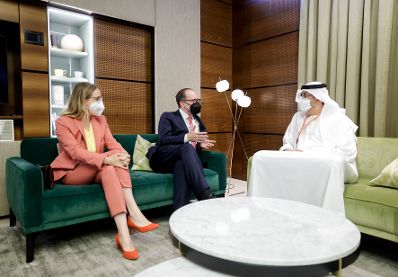 Am 29. Juli 2021 empfing Bundeskanzler Sebastian Kurz den Kronprinz von Abu Dhabi, Mohamed bin Zayed bin Sultan Al-Nahyan. Im Bild v. l. Bundesministerin Margarete Schramb&ouml;ck, Bundesminister Alexander Schallenberg und Sultan Ahmed Al Jaber