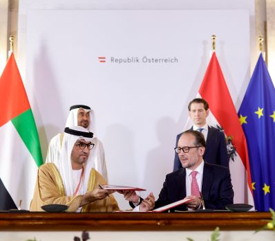 Am 29. Juli 2021 empfing Bundeskanzler Sebastian Kurz (r.) den Kronprinz von Abu Dhabi, Mohamed bin Zayed bin Sultan Al-Nahyan (l.). Vorne im Bild v. l. Sultan Ahmed Al Jaber, Bundesminister Alexander Schallenberg.