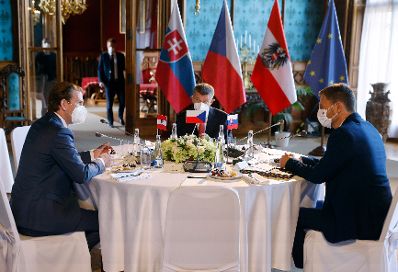 Am 7. September 2021 fand das &bdquo;SLAVKOV-3 Treffen&ldquo; in Tschechien statt. Im Bild Bundeskanzler Sebastian Kurz (l.), der tschechische Ministerpr&auml;sident Andrej Babi&scaron; (m.) und der slowakische Ministerpr&auml;sident Igor Matovi&egrave; (r.).