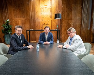 Am 13. September 2021 empfing Bundeskanzler Sebastian Kurz (m.) den WKO-Pr&auml;sident Harald Mahrer (l.) und den &Ouml;GB-Pr&auml;sident Wolfgang Katzian (r.) zu einem Gespr&auml;ch.