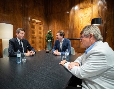 Am 13. September 2021 empfing Bundeskanzler Sebastian Kurz (m.) den WKO-Pr&auml;sident Harald Mahrer (l.) und den &Ouml;GB-Pr&auml;sident Wolfgang Katzian (r.) zu einem Gespr&auml;ch.