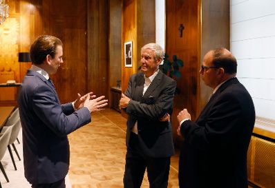 Am 15. September 2021 &uuml;berreichte Bundeskanzler Sebastian Kurz (l.) ein Ehrenzeichen an Prof. Christoph Huber (m.), mit-Gr&uuml;nder und Aufsichtsrat bei BioNTech. Im Bild mit dem Präsidenten der Österreichischen Ärztekammer Dr. Thomas Szekeres (r.).