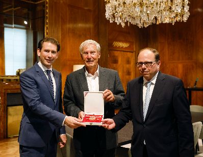 Am 15. September 2021 &uuml;berreichte Bundeskanzler Sebastian Kurz (l.) ein Ehrenzeichen an Prof. Christoph Huber (m.), mit-Gr&uuml;nder und Aufsichtsrat bei BioNTech. Im Bild mit dem Präsidenten der Österreichischen Ärztekammer Dr. Thomas Szekeres (r.).